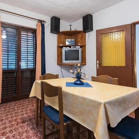 度假居 Three-bedroom In Potomje