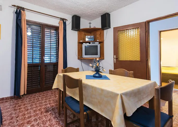 度假居 Three-bedroom In Potomje