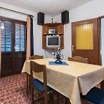 Σπίτι διακοπών Three-bedroom In Potomje