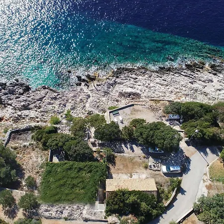 Three-bedroom In Potomje